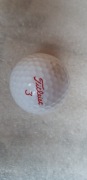 [p36s]  piłka golfowa marki Titleist z czerwonym numerem 3-używana