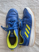 Niebieskie wiązane buty sportowe halówki halowe Adidas Tensaur 38