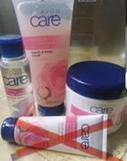 Rozświetlający zestaw Avon care z wodą różaną i masłem shea- UNIKAT!