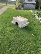 Duży domek dla królika z paśnikiem i podestem