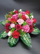 Sztuczna wiązana na grób dla mamy, kompozycja kwiatowa na cmentarz 