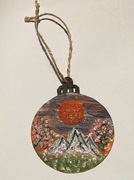 Bombka drewniana ręcznie malowana dwustronna Pejzaż góry Symbol szczęścia 