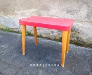 Taboret tapicerowany PRL vintage siedzisko drewniane