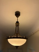 Lampa sufitowa retro / klasyczna – mosiądz, mleczny klosz