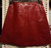226. Spódnica mini w kolorze wina,z lakierowanej ekoskóry,rozm.36/38.
