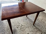 Solidny stół rozkładany na połysk z czasów PRL