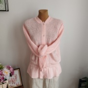 Sweter damski zapinany na guziki z baskinką – łososiowy,r 42 (bardziej 38)