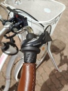 Rower miejski bialy z koszykiem