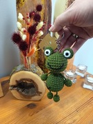 Żabka brelok szydełkowy