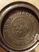 Porządki domowe Stara puszka po farbie 