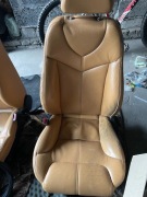 Tapicerka skórzana bananowa Alfa Romeo GT fotele grzane, kanapa boczki