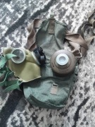 Maska przeciw gazowa z filtrem+ płaszcz przeciw deszczowy prl