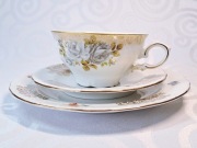 Trio – filiżanka + spodek + talerzyk deserowy Bavaria  złocenia, reliefy