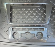 RAMKA DEKOR OSŁONA PANELU KLIMATYZACJI i EKRANU NAWIGACJI VW TIGUAN II