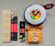 Zestaw do sushi maskotka pluszak sushi roll wasabi mata pałeczki skarpetki 