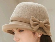 Wełniany kapelusz z kokardą i dodatkami z ekoskóry