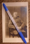 FOTOGRAFIA Mężczyzna z wąsem na krześle Theo Ratzky Ostrowo Ostrów ~1914