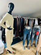 Odziez manekiny stojaki i wieszaki po likwidacji butiku  