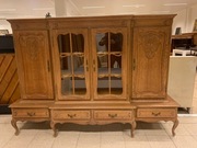 Wysoka komoda na giętych nogach oszklona