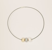 choker z powlekanej linki stalowej z zapięciem wkręcanym a koralikami 