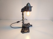 Lampa stołowa biurkowa dla miłośników motoryzacji. Industrial, loft