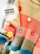 Wyjątkowy piękny miękki pastelowy pudrowy sweter z kwiatami pastelowe pasy