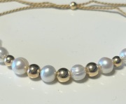 Bransoletka perły naturalne Złote kuleczki pr. 585 na jedwabiu