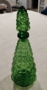 Ciekawa karafka z zielonego szkła w   kształcie winnego grona