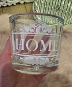 Szklany świecznik z napisem Home