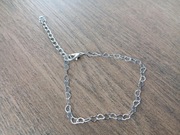 Regulowana bransoletka w srebrnym kolorze. Serca