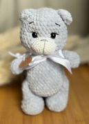 Miś pluszowy handmade na szydełku - maskotka z kokardą 20cm