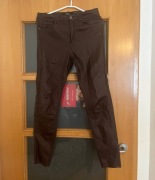 Ciemnobrązowe spodnie damskie z ekoskóry, skinny fit, Stradivarius. 40 (M)