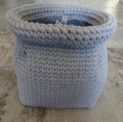 Szara osłonka o podstawie kwadratu - rękodzieło.