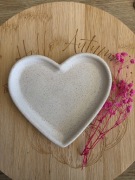 Gipsowa podstawka w kształcie serca z gipsu polimerowego