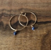 Kolczyki złote z malutkim szafirem