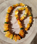 Naszyjnik z naturalnym bursztynem bałtyckim i ziełonym jadelitem. 48cm. 