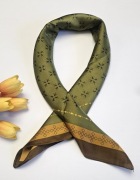Oliwkowa chusta apaszka na szyję w geometryczny wzór