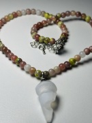 Wisiorek selenit rodonit unakit hoker naszyjnik kamienie naturalne pudrowy 