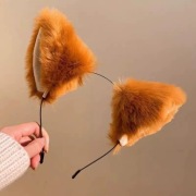 Opaska na włosy z kocimi uszami.