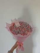 Bukiet z 18 różowych róż z brokatem