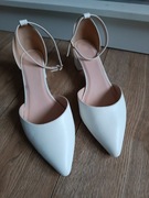 Białe obcasy z paskiem 