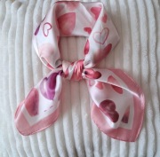 Apaszka damska w różowe serduszka 