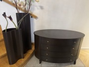 Komoda rattanowa i wazony Prestige