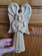 Anioł zawieszka rzeźbiony w drewnie lipowym