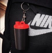 SHAKER BRELOCZEK Z UKRYTYM POJEMNIKIEM NA DROBIAZGI