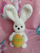 Dekoracja świąteczna maskotka zajączek wielkanocny z jajkiem,21 cm 