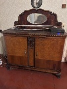 Kredens zabytkowy dla znawcy piękna.