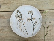 Ręcznie wykonany talerz ceramiczny z kwiatem 28cm