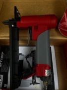 Zszywacz pneumatyczny SENCO SFT10XP zszywka typ F w długości 6-12mm SENCO