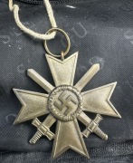 Brązowy krzyż bez wstążki. Dodatkowo baretka.